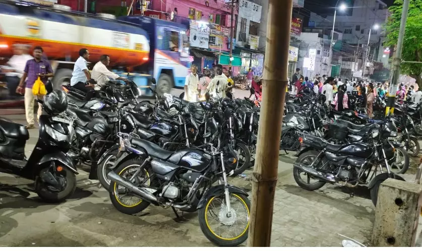 சாலையை ஆக்கிரமித்த வாகனங்கள் சாலையை ஆக்கிரமித்த வாகனங்கள்