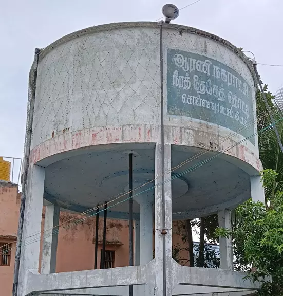 குடிநீர் தொட்டியின் தூண்கள் சேதம் குடிநீர் தொட்டியின் தூண்கள் சேதம்