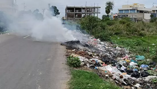 குப்பைக்கழிவுகளை தீயிட்டு கொளுத்தும் அவலம் குப்பைக்கழிவுகளை தீயிட்டு கொளுத்தும் அவலம்