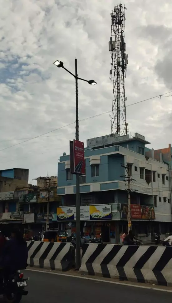 பகலில் எரியும் மின்விளக்கு பகலில் எரியும் மின்விளக்கு