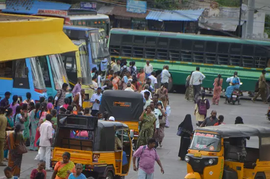 பஸ் நிலையத்துக்குள் ஆட்டோக்கள் தொல்லை பஸ் நிலையத்துக்குள் ஆட்டோக்கள் தொல்லை