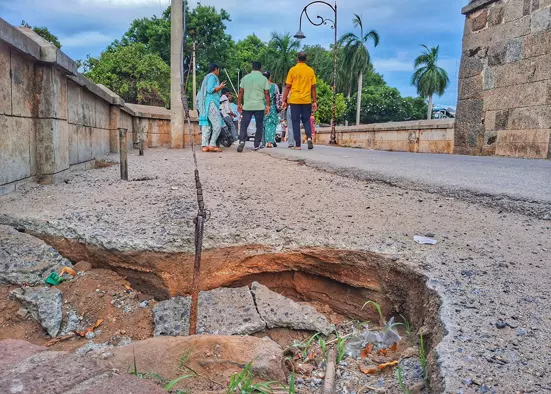 கோட்டை நுழைவு வாயிலில் பள்ளம் கோட்டை நுழைவு வாயிலில் பள்ளம்