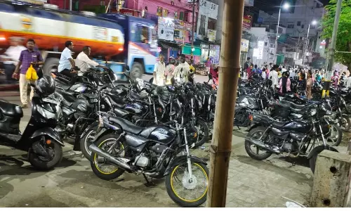 சாலையை ஆக்கிரமித்த வாகனங்கள் சாலையை ஆக்கிரமித்த வாகனங்கள்