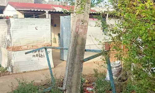 முறிந்து விழும் நிலையில் மின்கம்பம் முறிந்து விழும் நிலையில் மின்கம்பம்
