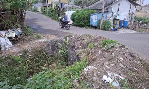 போக்குவரத்துக்கு இடையூறான பள்ளம் போக்குவரத்துக்கு இடையூறான பள்ளம்
