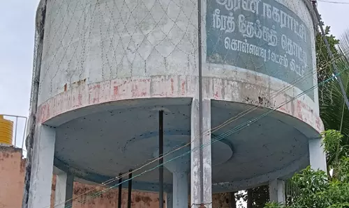 குடிநீர் தொட்டியின் தூண்கள் சேதம் குடிநீர் தொட்டியின் தூண்கள் சேதம்