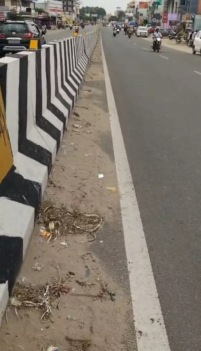 மண் குவியல் அகற்றப்படுமா? மண் குவியல் அகற்றப்படுமா?