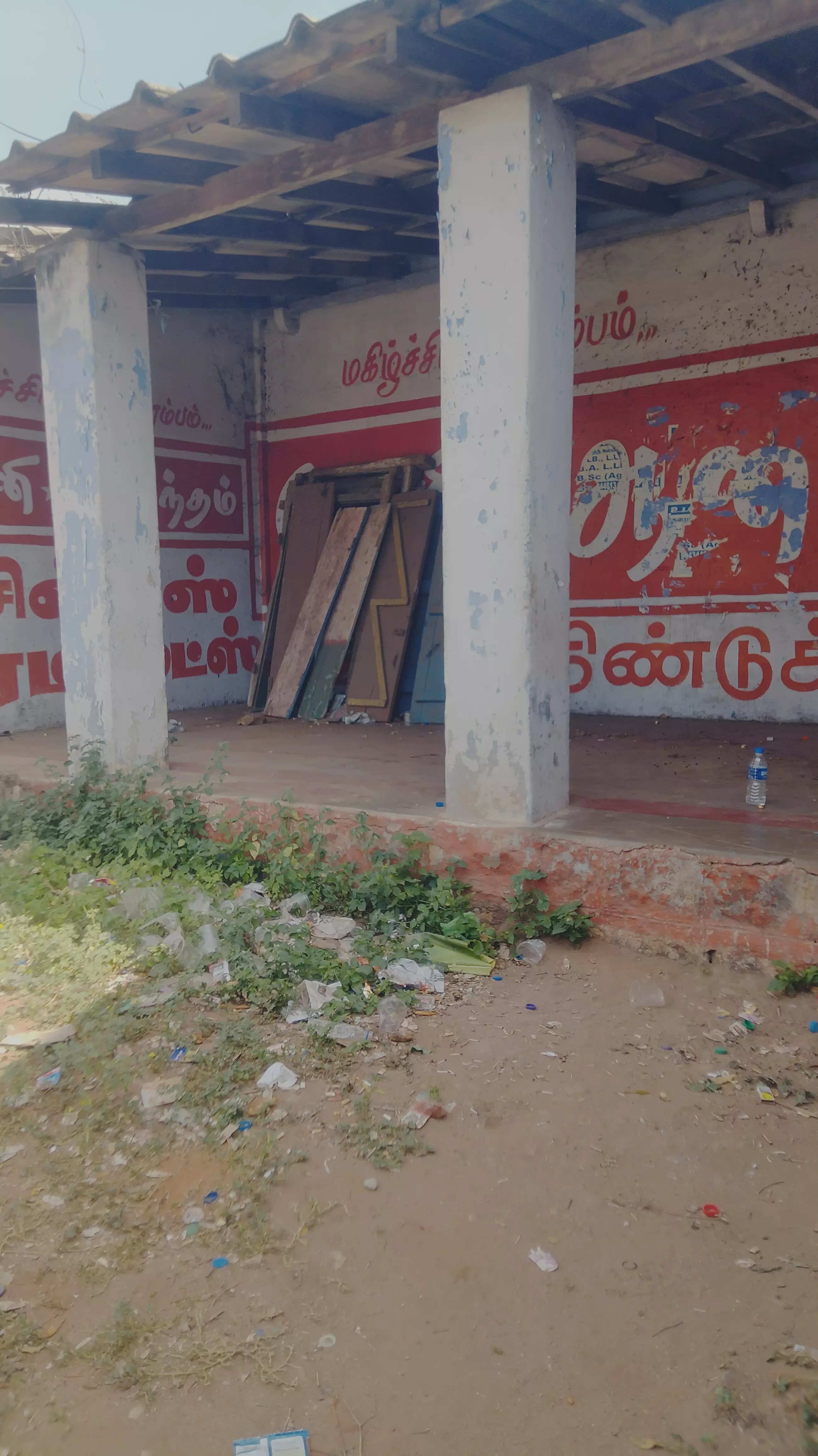 மதுபான பாராக மாறிய பயணிகள் நிழற்குடை