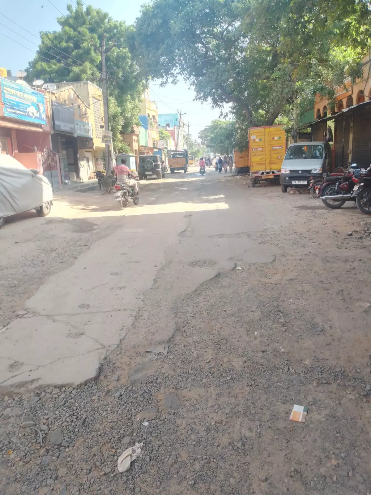 குண்டும் குழியுமான சாலை குண்டும் குழியுமான சாலை
