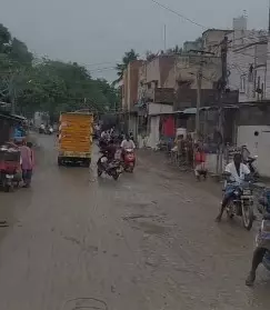 சேரும் சகதியுமான சாலை சேரும் சகதியுமான சாலை
