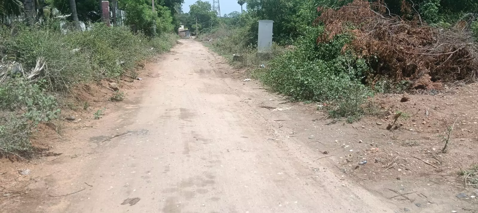 குண்டும், குழியுமான சாலை குண்டும், குழியுமான சாலை