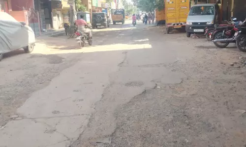 குண்டும் குழியுமான சாலை குண்டும் குழியுமான சாலை