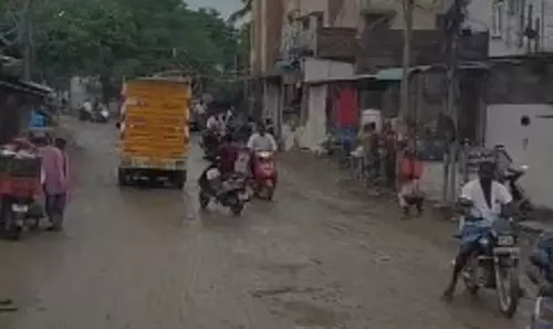 சேரும் சகதியுமான சாலை