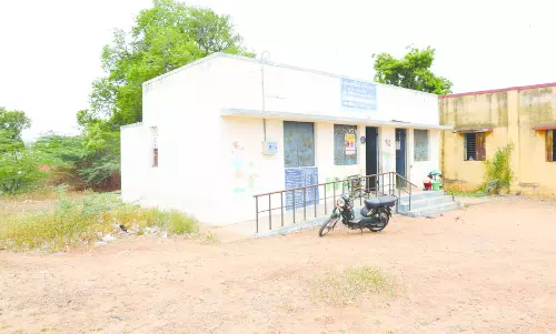 சுற்றுச்சுவர் இல்லாத அங்கன்வாடி மையம் சுற்றுச்சுவர் இல்லாத அங்கன்வாடி மையம்