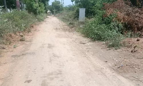 குண்டும், குழியுமான சாலை குண்டும், குழியுமான சாலை