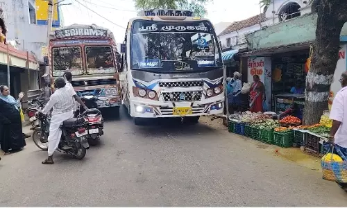கனரக வாகனங்களால் போக்குவரத்து நெரிசல்