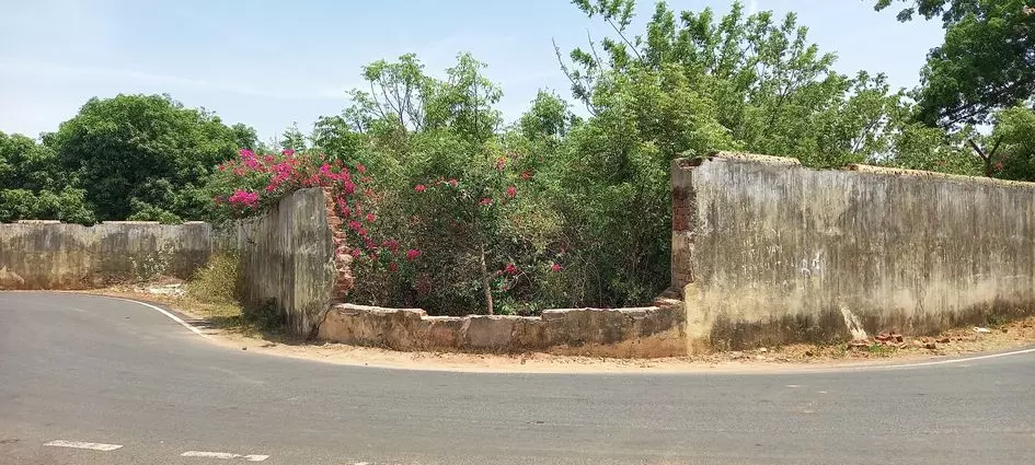 சேதமடைந்த சுற்றுச்சுவர்