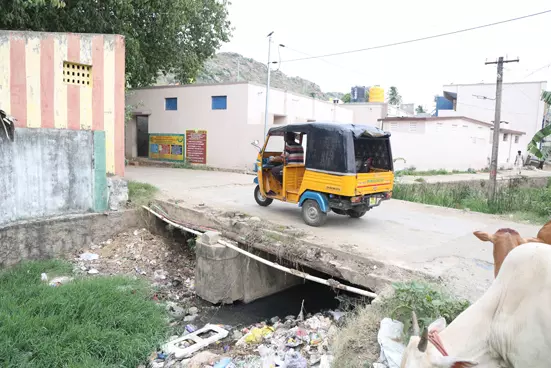 கால்வாய் பாலத்தில் தடுப்புச்சுவர் அமைப்பார்களா? கால்வாய் பாலத்தில் தடுப்புச்சுவர் அமைப்பார்களா?