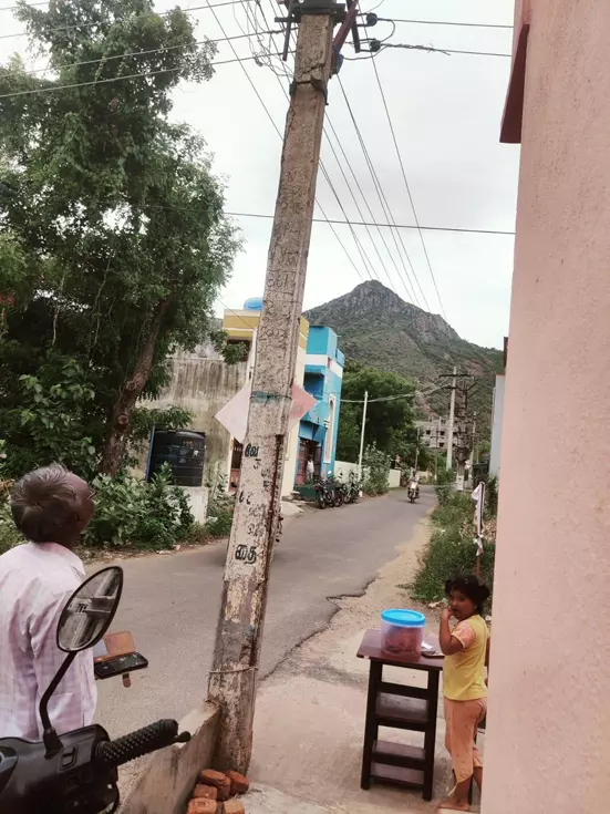சேதமான மின்கம்பம் சேதமான மின்கம்பம்