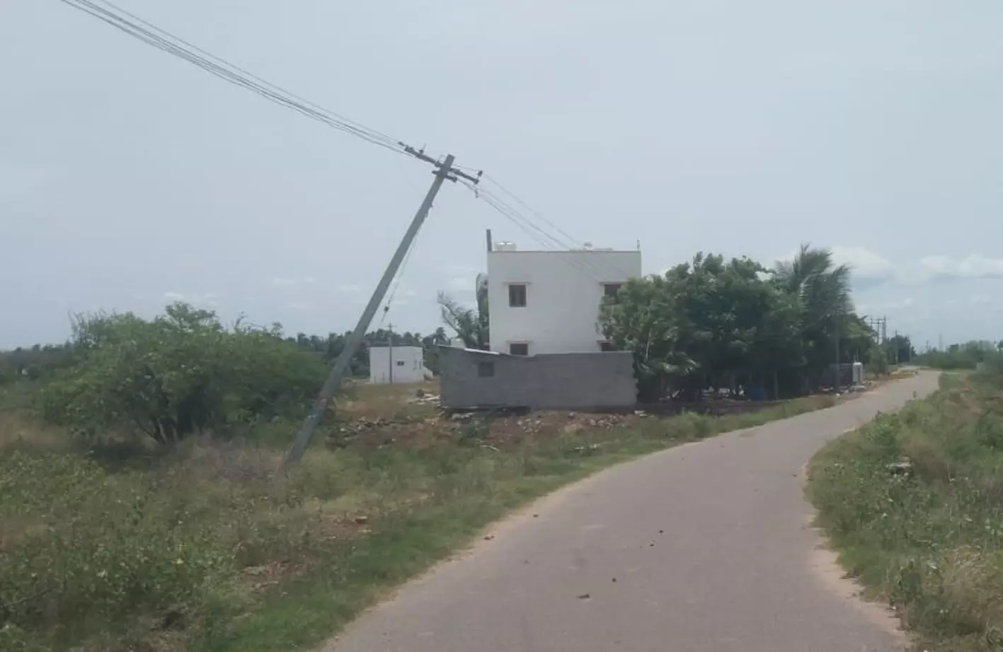 ஆபத்தான மின்கம்பம் ஆபத்தான மின்கம்பம்