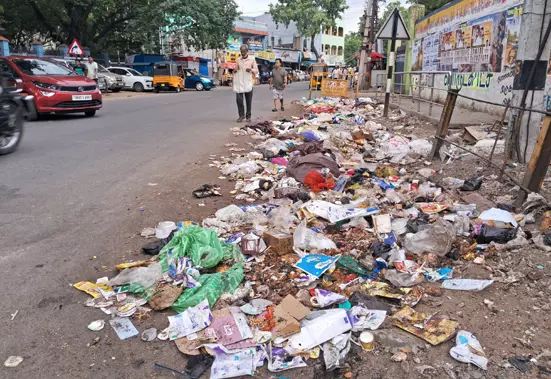சாலையோரம் குவியும் குப்பைகள் சாலையோரம் குவியும் குப்பைகள்