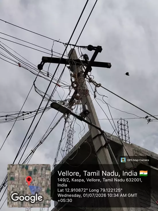 சாய்ந்த மின்கம்பம் சாய்ந்த மின்கம்பம்