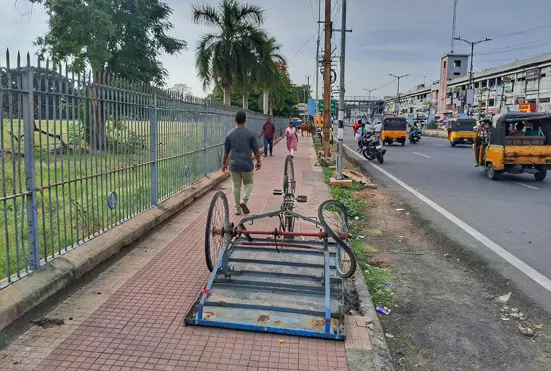 உடைந்த தட்டு ரிக்ஷாவால் இடையூறு உடைந்த தட்டு ரிக்ஷாவால் இடையூறு
