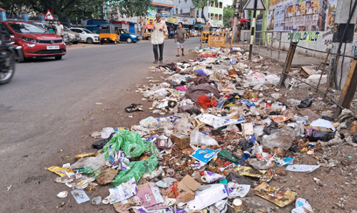 சாலையோரம் குவியும் குப்பைகள் சாலையோரம் குவியும் குப்பைகள்
