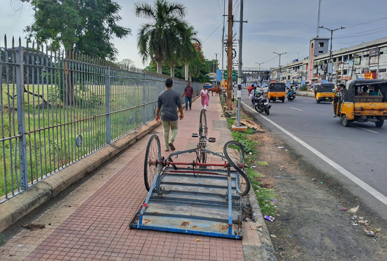 உடைந்த தட்டு ரிக்ஷாவால் இடையூறு உடைந்த தட்டு ரிக்ஷாவால் இடையூறு