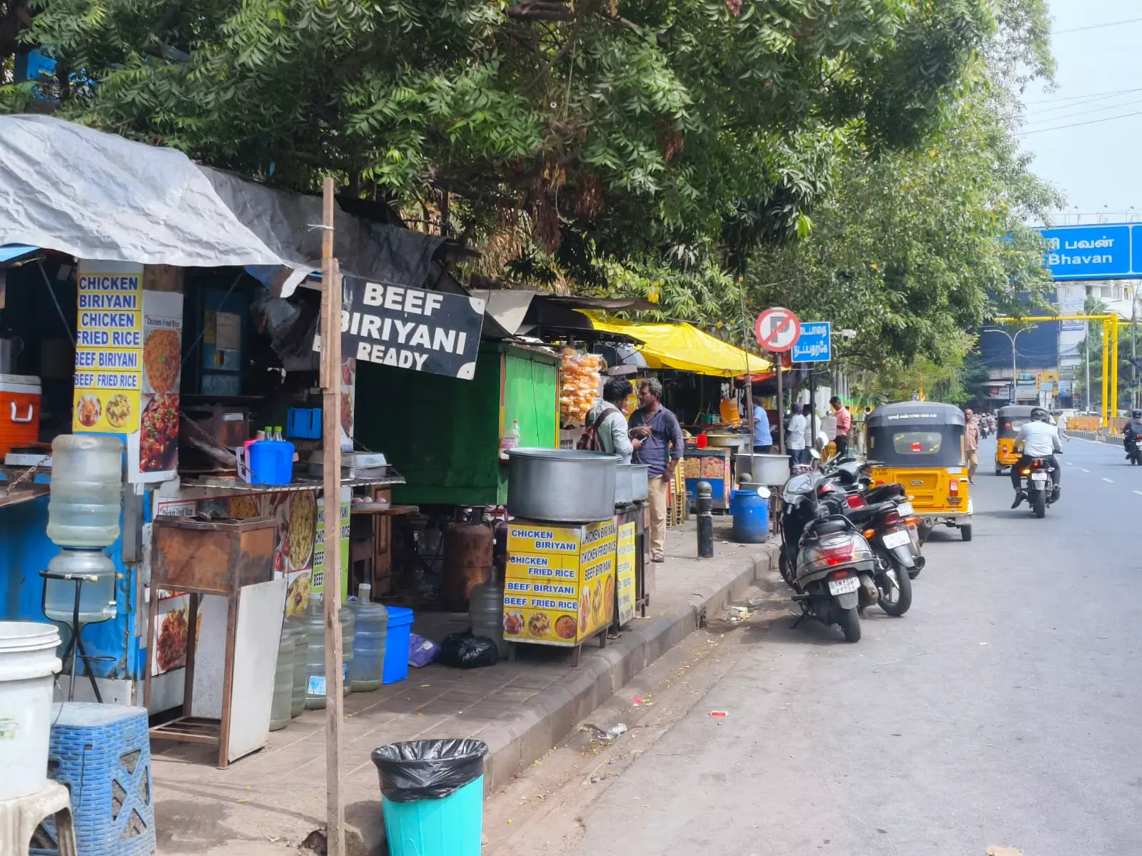 நடைபாதையை ஆக்கிரமித்த கடைகள் நடைபாதையை ஆக்கிரமித்த கடைகள்