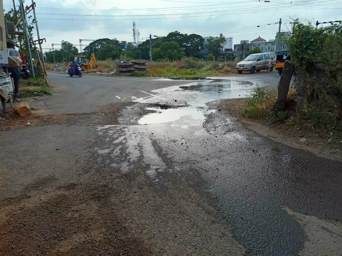 குழாய் உடைந்து வீணாகும் குடிநீர் குழாய் உடைந்து வீணாகும் குடிநீர்