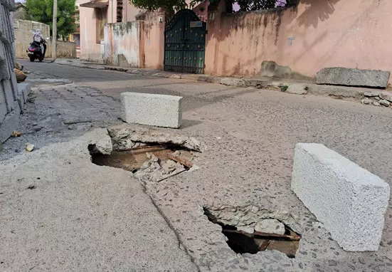 சாலையில் பள்ளம் சாலையில் பள்ளம்