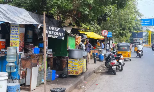 நடைபாதையை ஆக்கிரமித்த கடைகள்