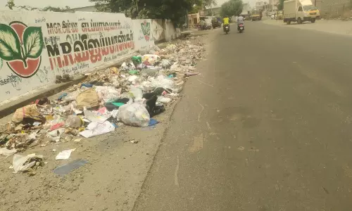 சாலையோரம் குவிந்துள்ள குப்பைகள்