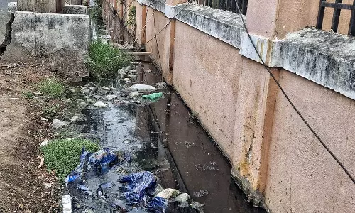 பூங்காவை சுற்றி கழிவுநீர்