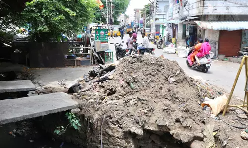 தூர்வாரும் மண்ணை அகற்றுவார்களா? தூர்வாரும் மண்ணை அகற்றுவார்களா?