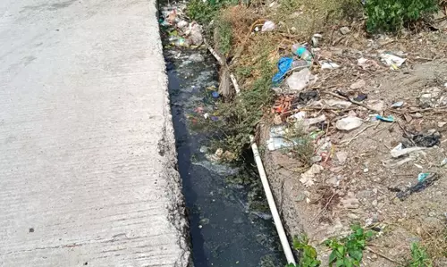 கழிவுநீர் கால்வாயில் அமைக்கப்பட்ட குடிநீர் குழாய் கழிவுநீர் கால்வாயில் அமைக்கப்பட்ட குடிநீர் குழாய்
