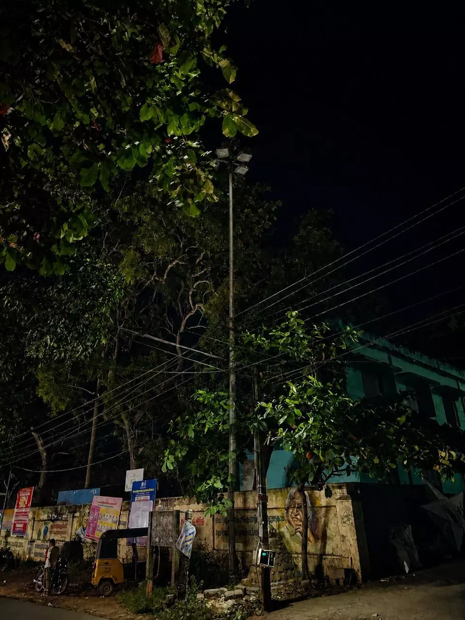 ஒளிராத உயர் கோபுர விளக்குகள் ஒளிராத உயர் கோபுர விளக்குகள்