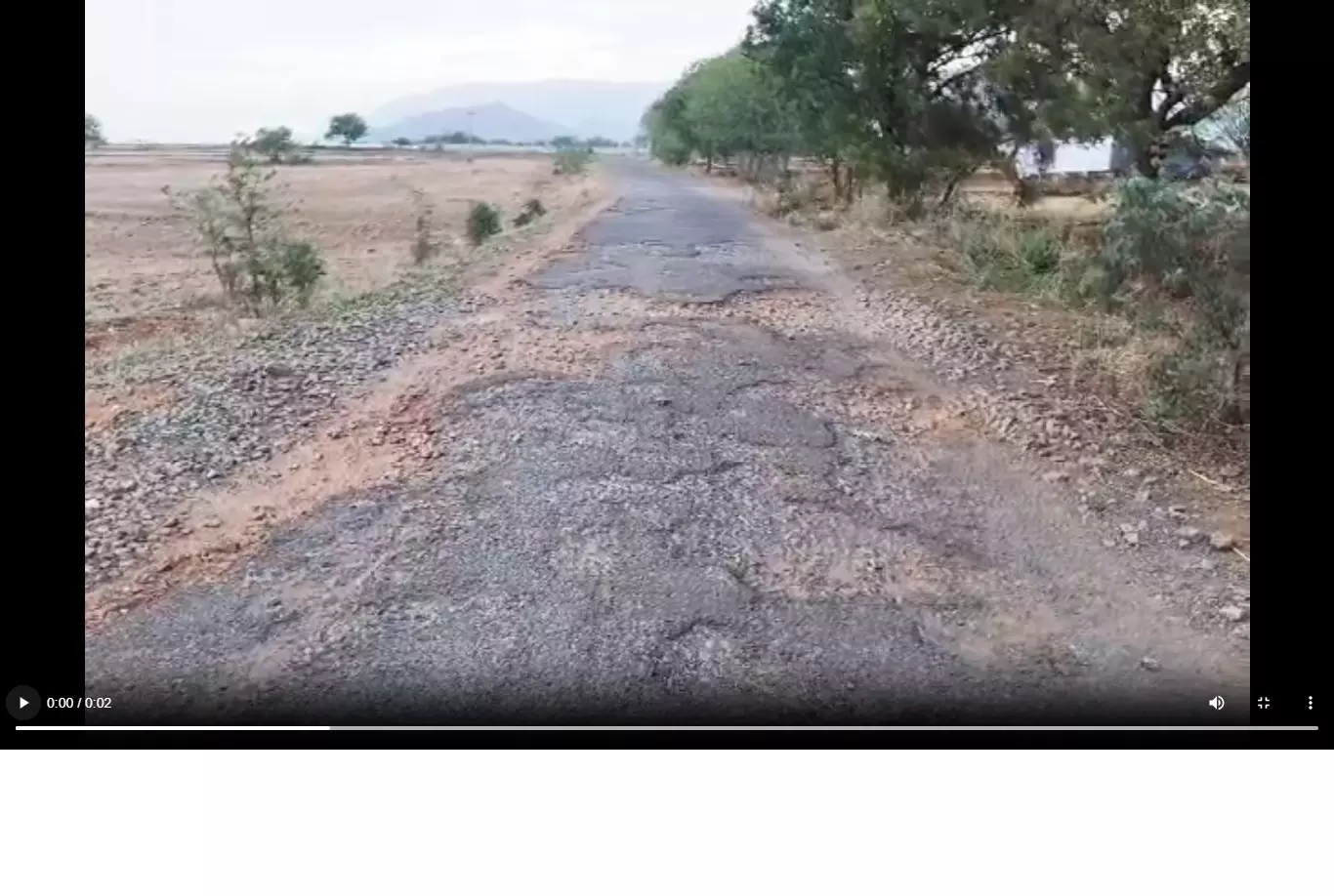 குண்டும், குழியுமான சாலை குண்டும், குழியுமான சாலை