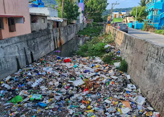 கால்வாயில் குவிந்துள்ள பிளாஸ்டிக் கழிவுகள் கால்வாயில் குவிந்துள்ள பிளாஸ்டிக் கழிவுகள்