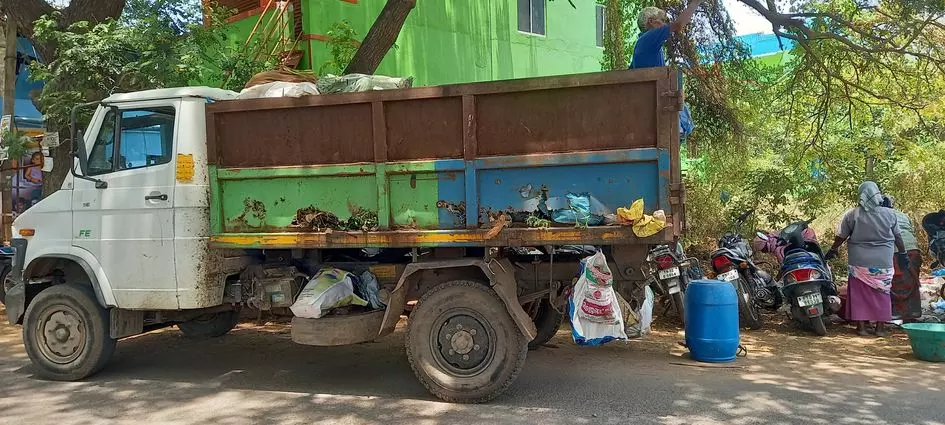சேதமடைந்த குப்பை லாரி சேதமடைந்த குப்பை லாரி