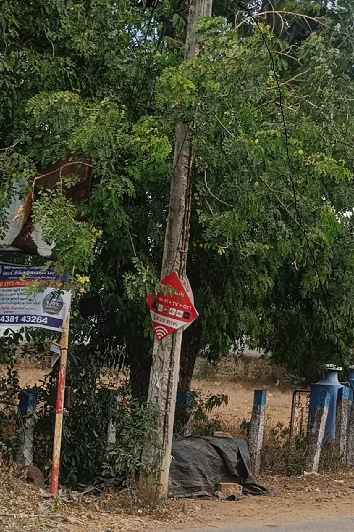 மின்கம்பம் சாயும் அபாயம் மின்கம்பம் சாயும் அபாயம்
