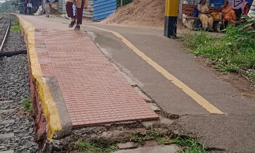 சேதமடைந்த நடைமேடை சேதமடைந்த நடைமேடை