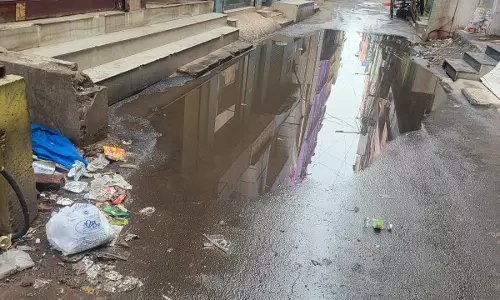 சாலையில் தேங்கும் மழைநீர் சாலையில் தேங்கும் மழைநீர்