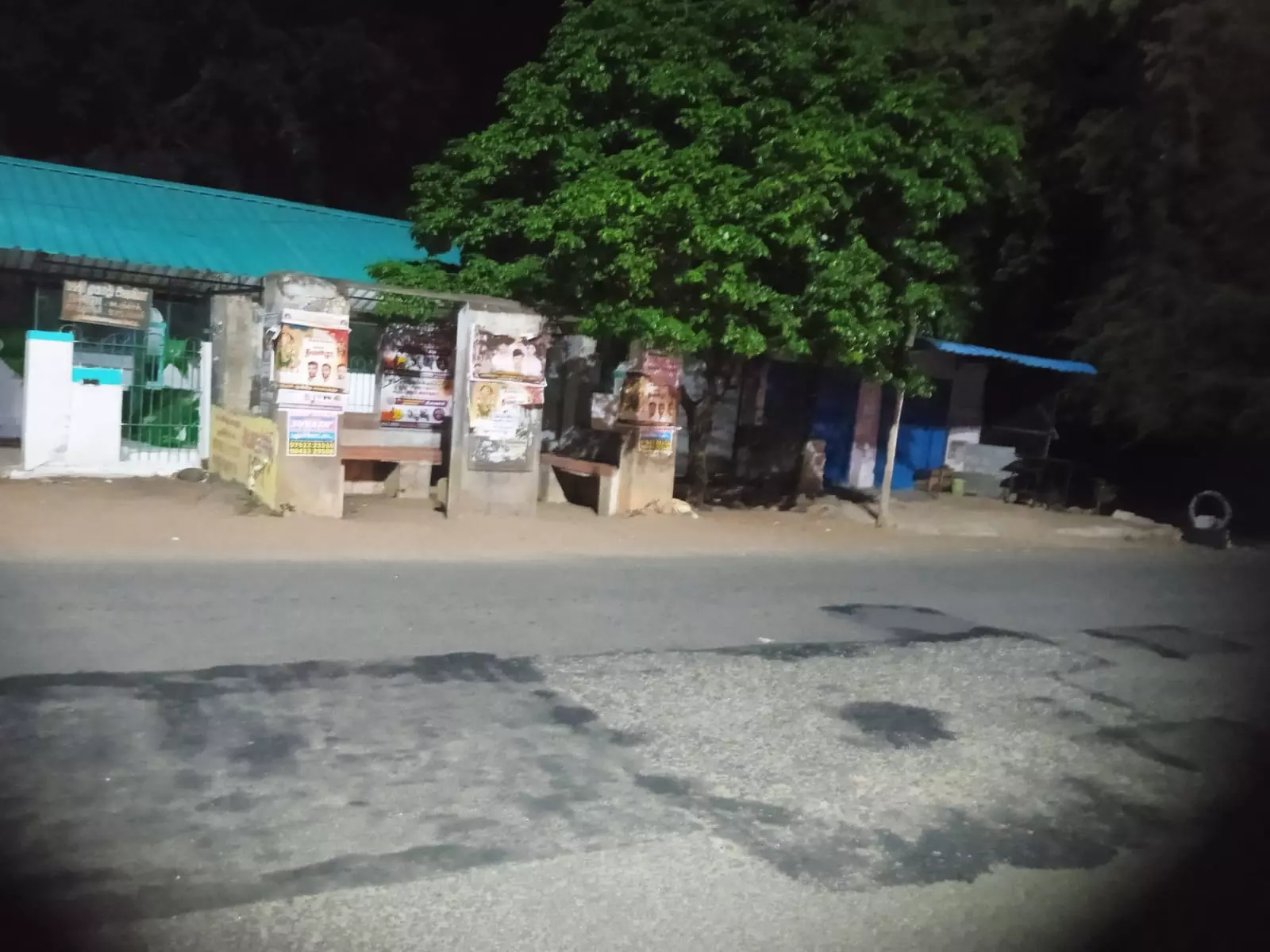 பாழடைந்த பயணிகள் நிழற்குடை பாழடைந்த பயணிகள் நிழற்குடை