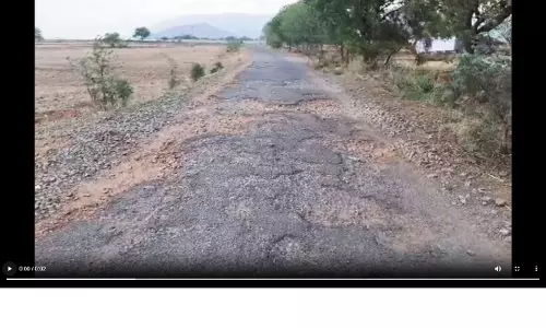 குண்டும், குழியுமான சாலை