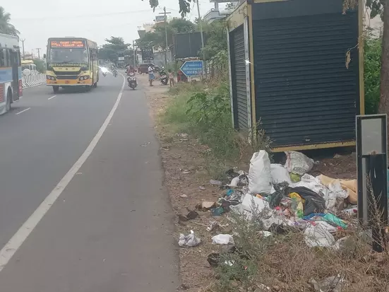 சாலையோரம் குப்பைகள் வீச்சு சாலையோரம் குப்பைகள் வீச்சு