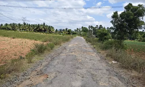 குண்டும் குழியுமான சாலை