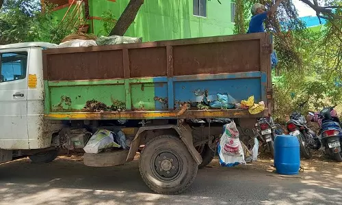 சேதமடைந்த குப்பை லாரி சேதமடைந்த குப்பை லாரி