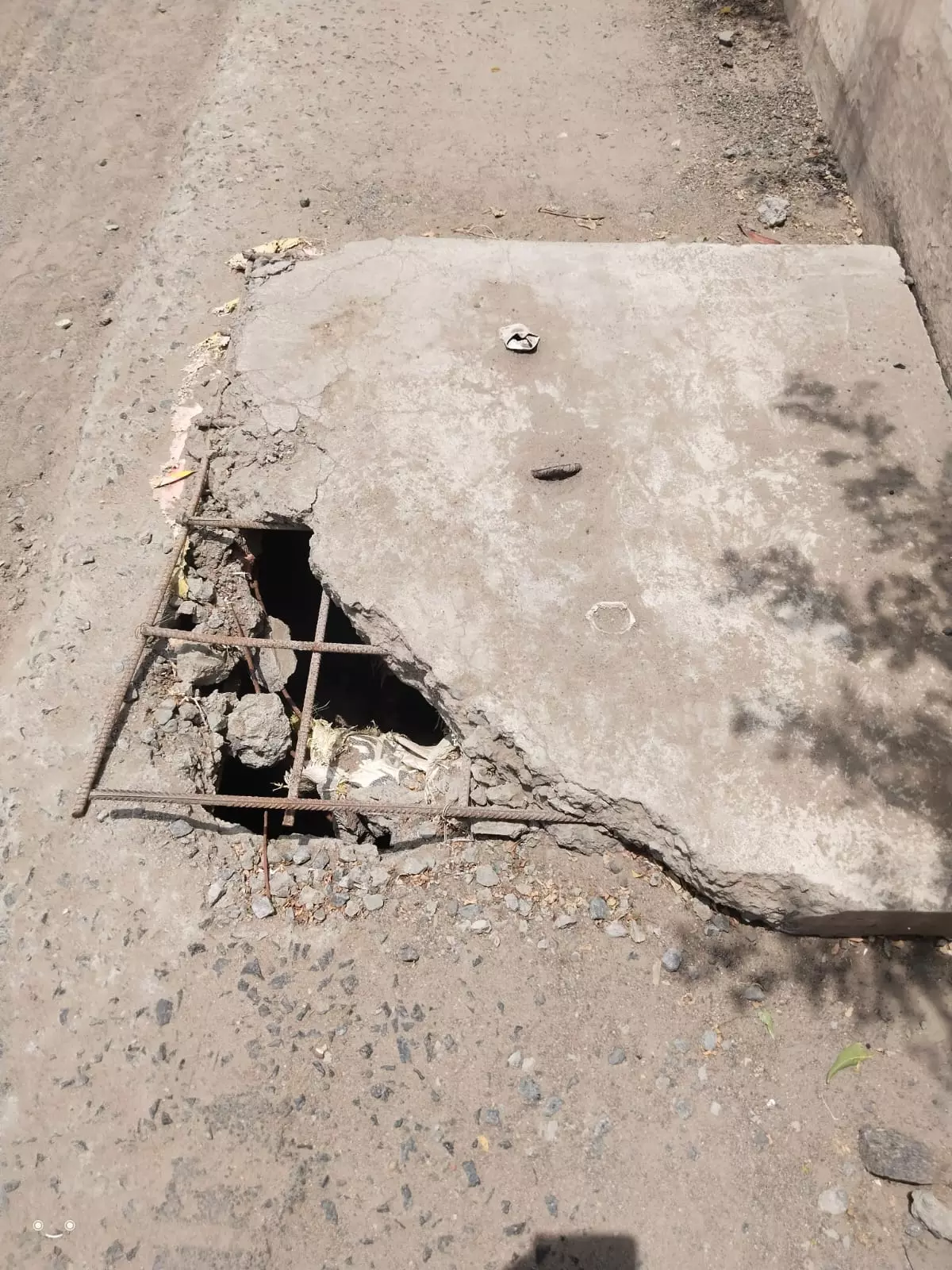 சேதமடைந்த மழைநீர் வடிகால் மூடி சேதமடைந்த மழைநீர் வடிகால் மூடி